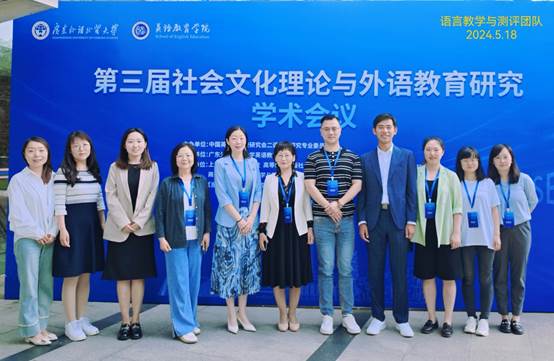 一群人站在蓝色壁报板前描述已自动生成 一群人站在蓝色壁报板前描述已自动生成