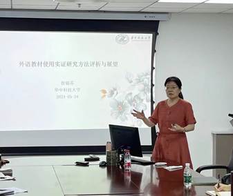 桌子上的电脑萤幕前的人中度可信度描述已自动生成 桌子上的电脑萤幕前的人中度可信度描述已自动生成